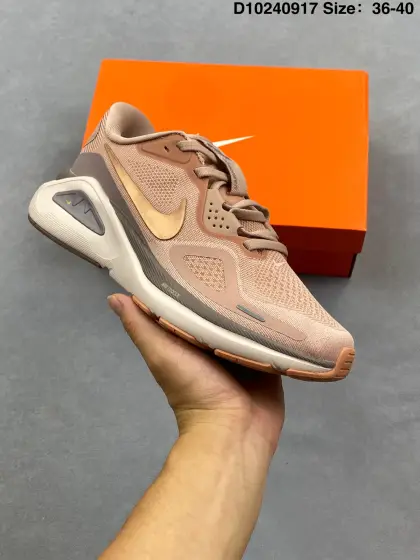 耐克(NIKE)ZoomStructure 26运动舒适减震防滑耐磨低帮碳板训练跑步鞋男女款厚底增高老爹运动鞋 这款跑鞋专为热爱跑步、追求稳定与缓震效果的跑者精心设计,无论是长距离慢跑、日常训练还是休闲穿搭,它都能完美契合您的需求.这款跑鞋延续了耐克在稳定类跑鞋上的深厚积淀,结合了品牌最成熟的稳定性支撑设计与柔软顺滑、回弹出色的缓震系统,标志着这一系列在稳定跑鞋领域迈入全新阶段. 中足支撑系统:Structure 26搭载了耐克创新的中足支撑系统,包裹足弓内侧与后跟外侧,提供更强的稳定支撑.该系统融合了全新的中底稳定性方案,标志着Structure系列在耐克支撑型缓震跑鞋理念上的一次大胆革新.全掌ReactX泡绵中底:首次采用全掌ReactX泡绵中底,摒弃传统稳定跑鞋常见的硬质材料或刚性内侧支撑结构,提供更柔软顺滑的脚感.全新网眼鞋面:采用全新网眼鞋面,搭配重新设计的分区外底,进一步提升不同水平和强度的跑者在跑步中的舒适性与表现力.高耐磨橡胶:高磨损区域(如后跟)使用高耐磨橡胶,增强抓地力和耐用性;前掌则采用发泡橡胶,带来持续的柔软脚感和良好的地面反馈. 货号:HJ1101 编码:D10240917